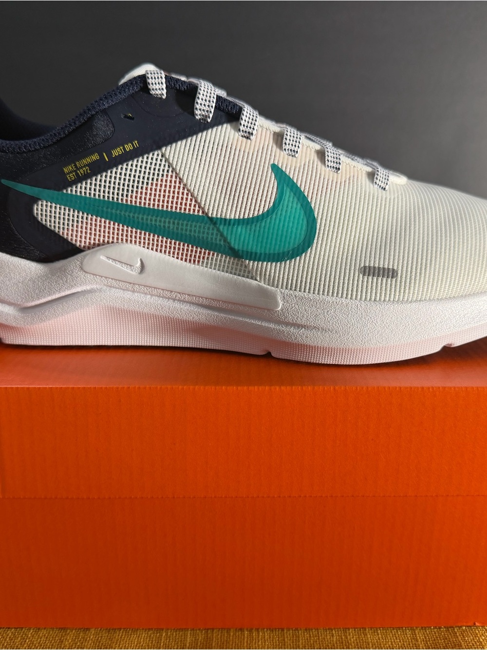 Nike Men's White Running Shoe with Teal Swoosh and Navy Collar